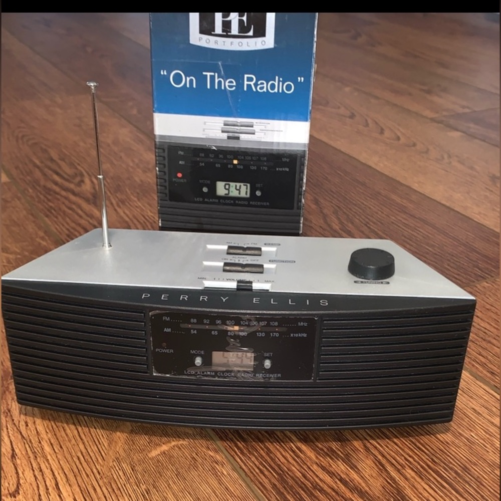 Perry Ellis: AM/FM LCD ALARM CLOCK RADIO